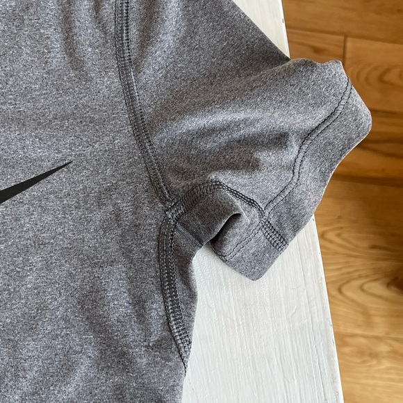 Women’s Nike dri fit tee - Picture 2 of 10